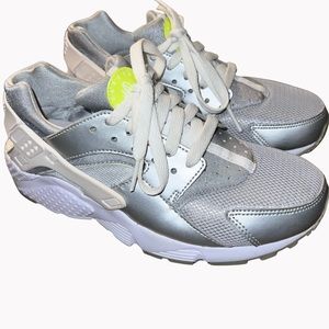 Nike Huaraches - Size 5.5Y (fit like women’s 6.5)